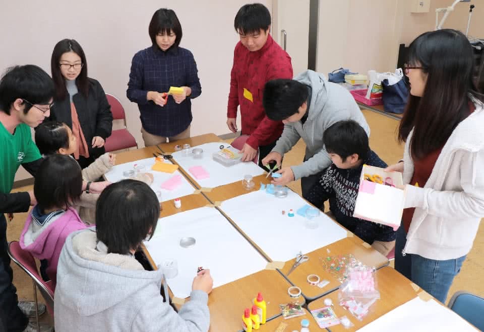 写真:手作りのスノードームを作る子どもたちとトライアングルサークルの学生たち