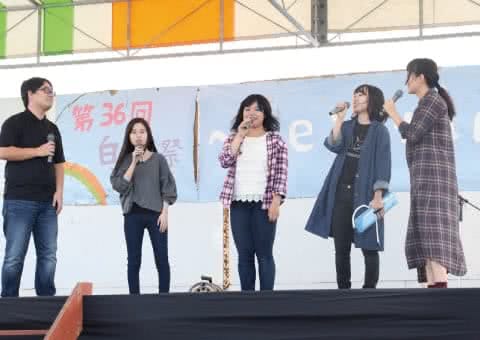 写真：第36会白梅祭のステージで歌を歌うアカペラサークルmacの5人のメンバー