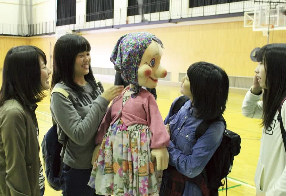 写真:幼児教育研究会。4人の女性と人形劇で使う人形