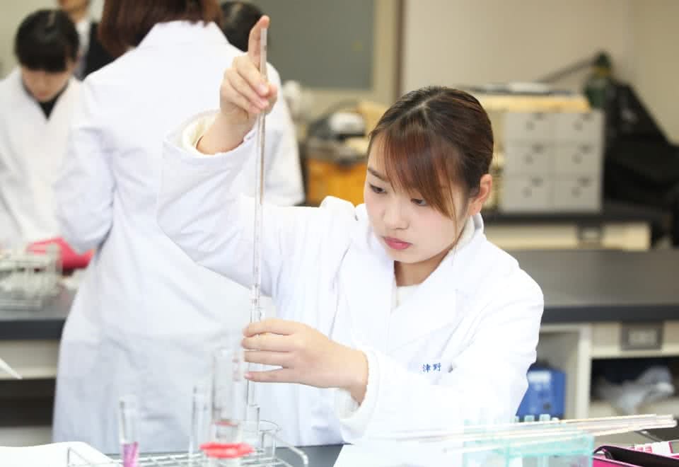 写真:女子学生が実験をしている様子