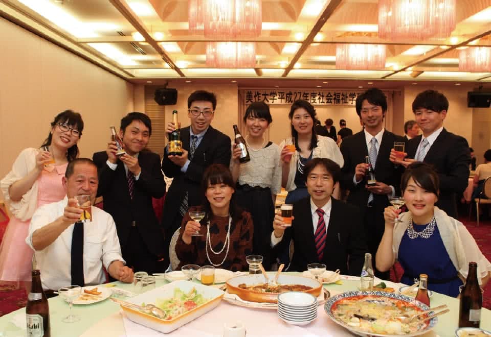 写真:謝恩会で料理を前にした教師と生徒たち。