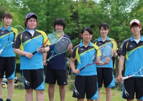 写真：手にラケットを持ち集合しているソフトテニス部員たち