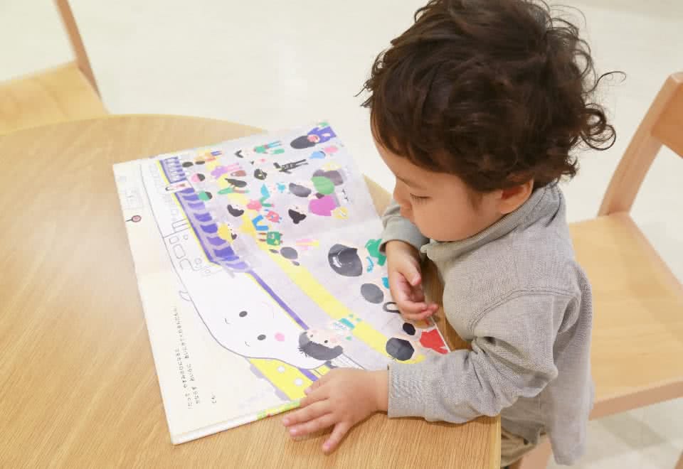 写真:子供が絵本を読んでいる様子
