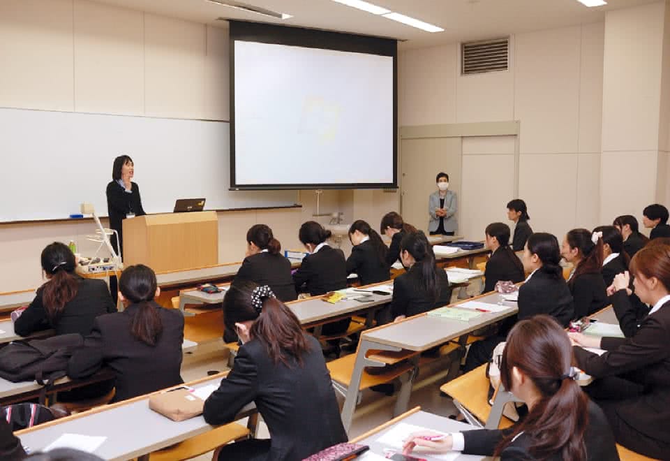 写真:特別講演会にて女性が話している様子