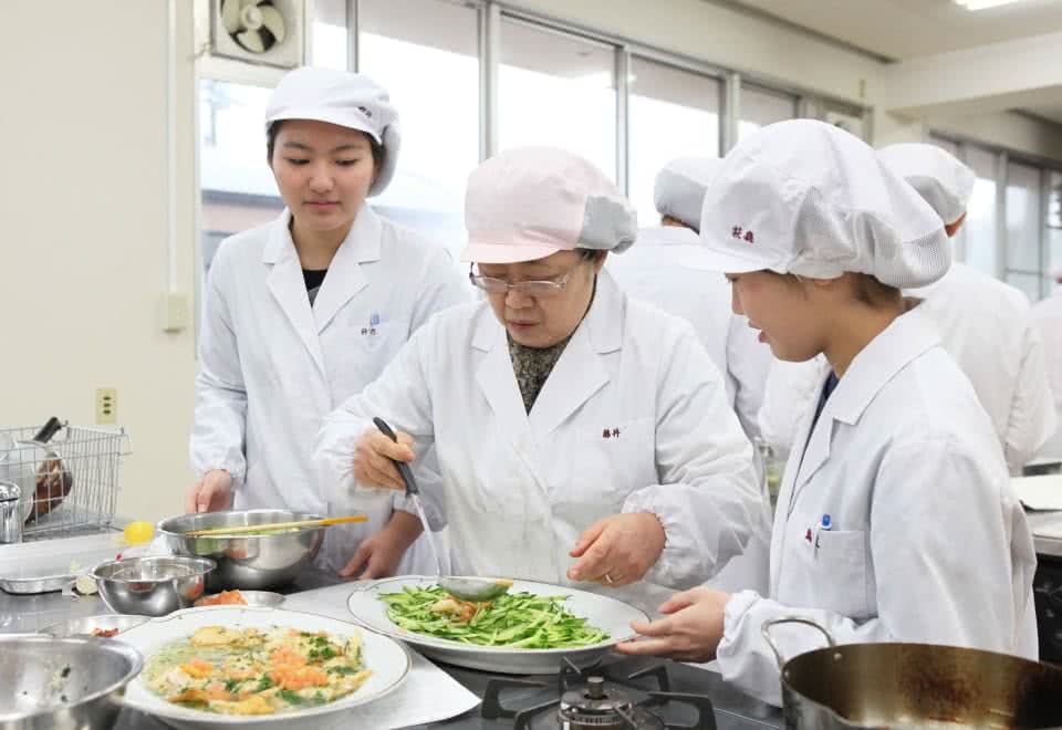 写真:調理実習をして料理を盛り合わせている様子