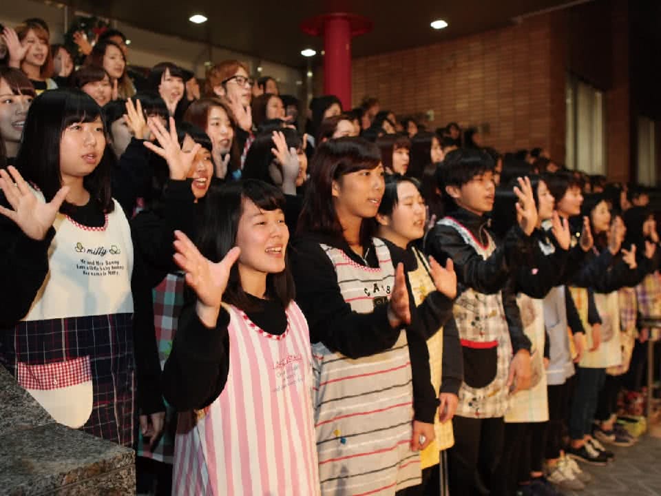 写真:学生たちによるクリスマスパフォーマンス