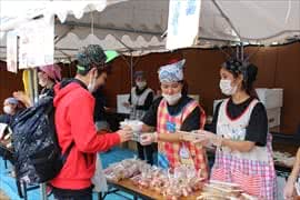 写真：沖縄の郷土料理を販売する様子