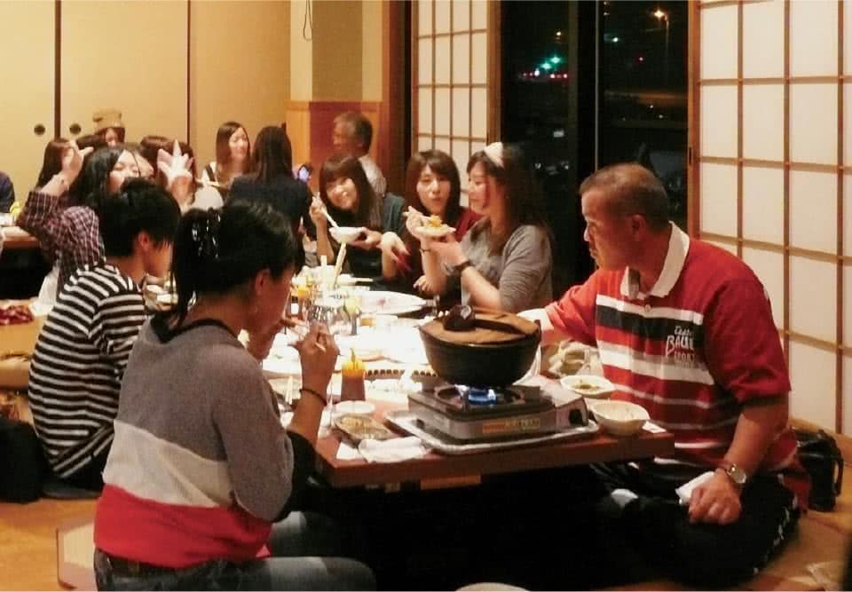写真:お座敷で鍋料理を楽しむ卒業生と先生たち