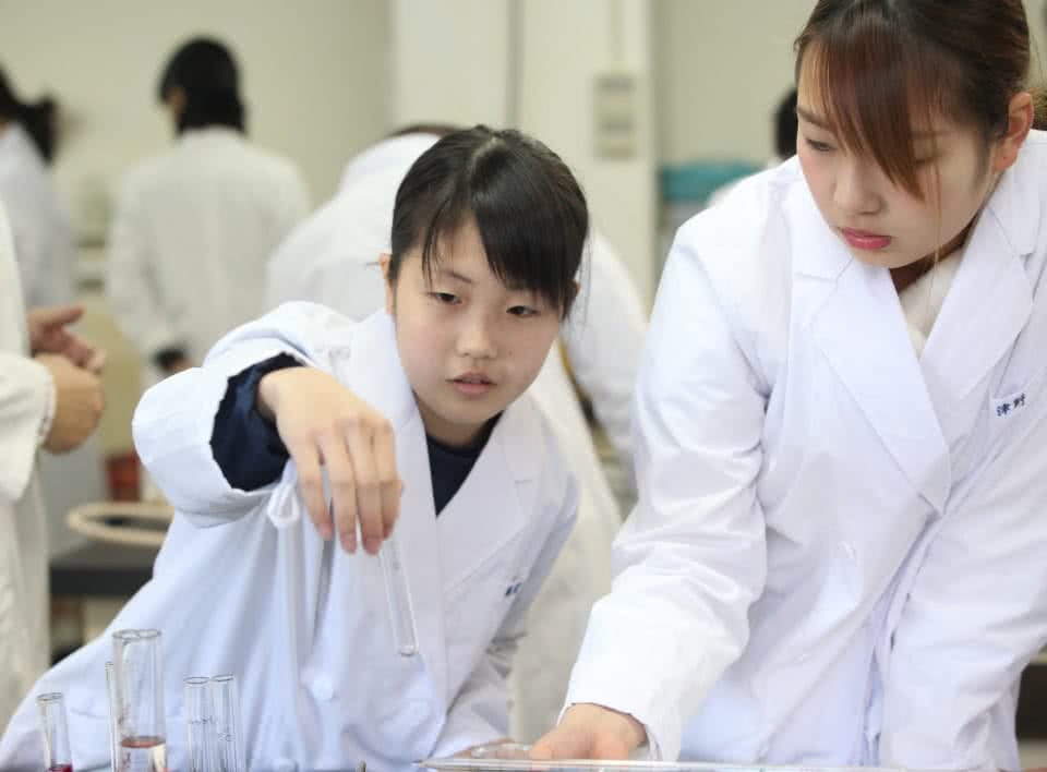 写真:女子学生が試験管を持っている。実験・実習の様子