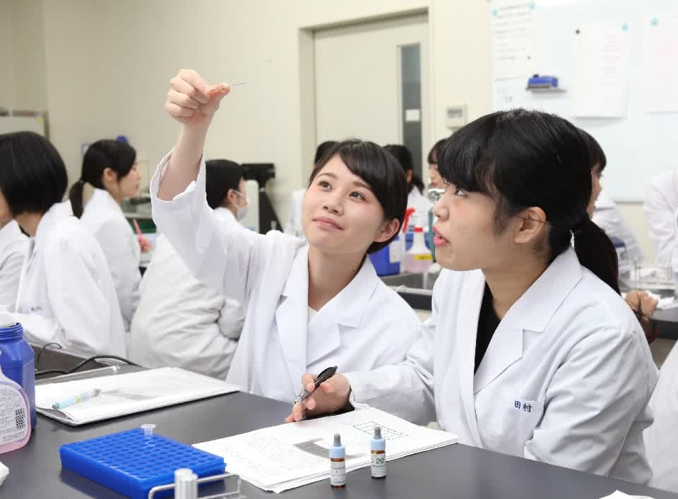 写真:生徒達が管理栄養士の授業を受けている様子