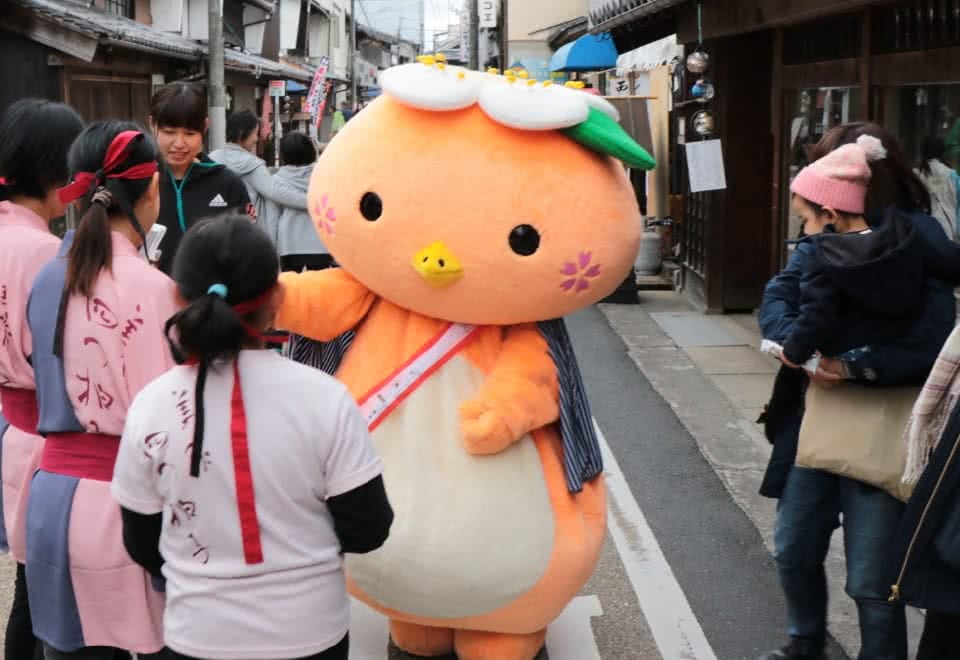 写真:地域のイベントにて訪れた市民の皆さんと触れ合う美作学園マスコットキャラクターのミマッパちゃん
