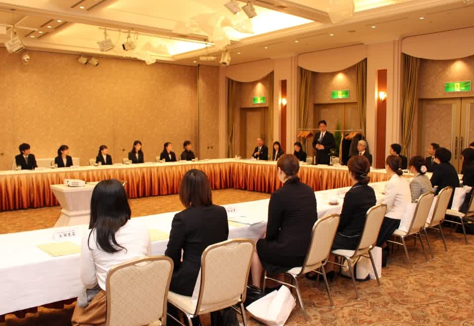 写真:就職支援協定に基づく高知県と美作大学・美作大学短期大学部の懇談会で挨拶する尾﨑正直高知県知事と出席者