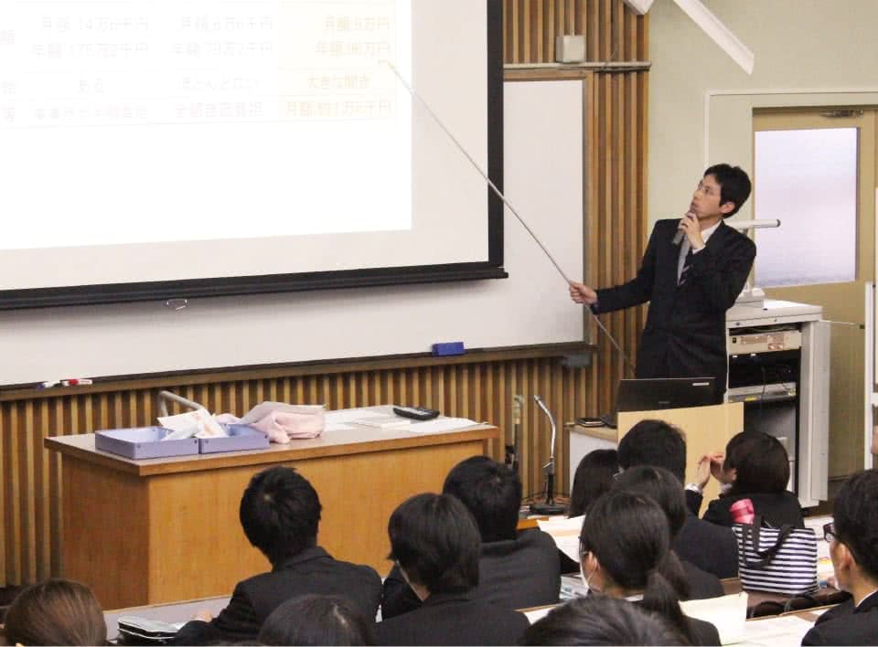 写真:採用試験対策説明会で学生にレクチャーする就職支援室職員