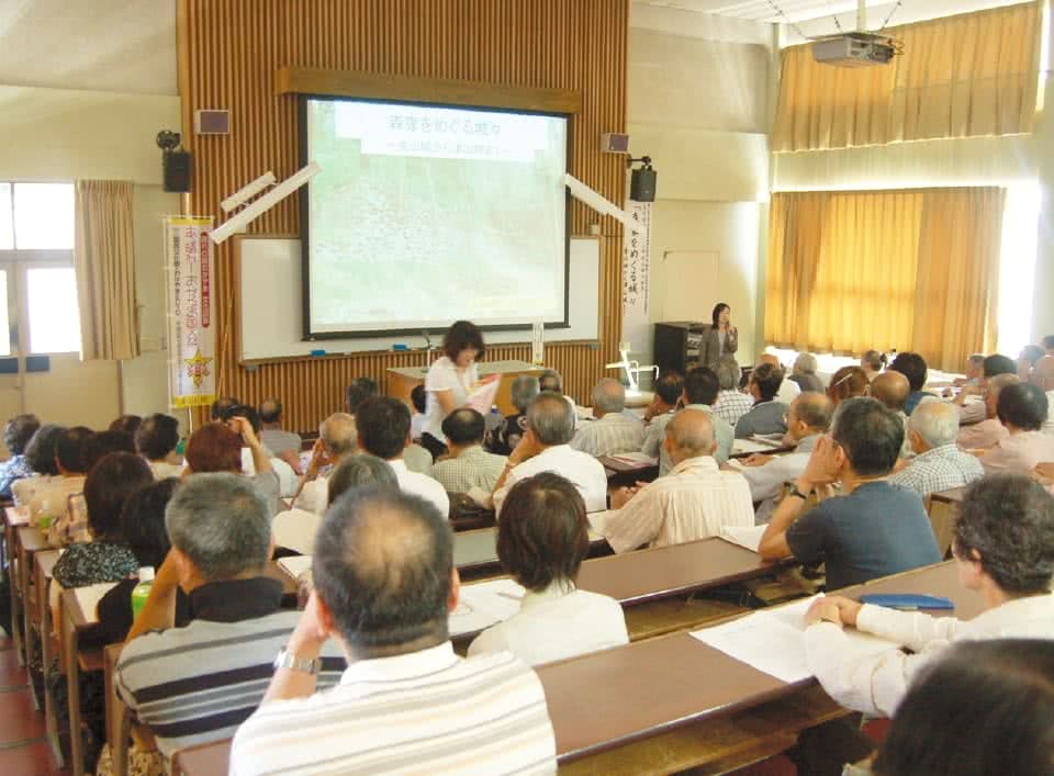 写真:地域生活科学研究所の活動の一環として、学習を受ける地域の人々。