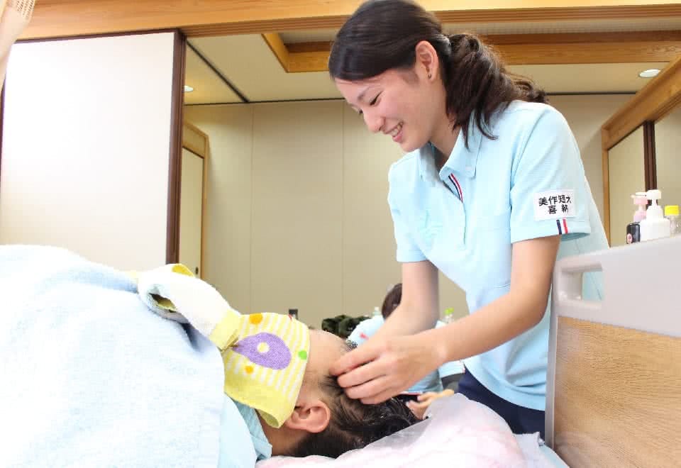 写真:実習施設にて介護をしている様子