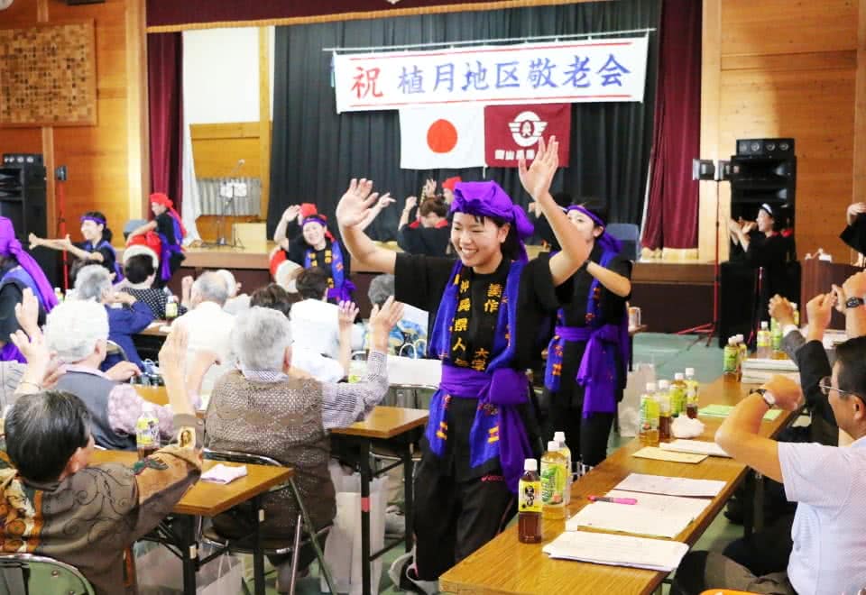 写真:地域の敬老会にて、エイサーを披露する沖縄県人会
