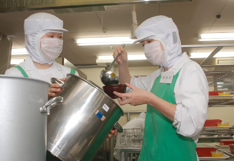 写真:給食管理実習で給食の提供を模擬体験している様子