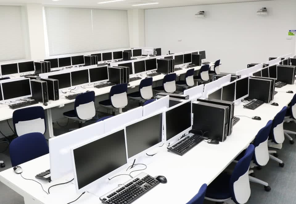 写真:情報教室に並んだデスクトップパソコン