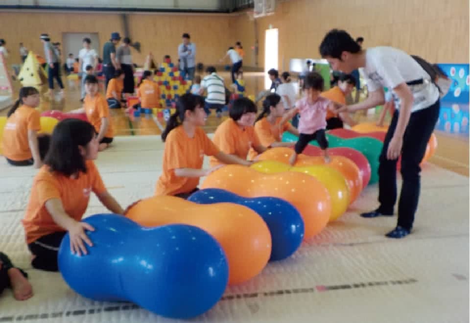 写真:みまさか子育てカレッジ。子供との活動の様子