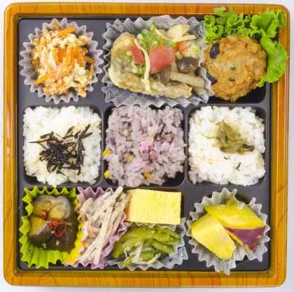 2018年 入選(ヘルシー部門)
からだ想いのごちそう弁当~鯖のマリネとレンコン団子~