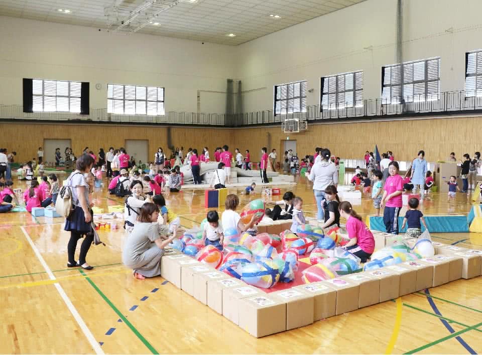 写真:みまさか子育てカレッジの活動として、体育館でマットや遊具を使って遊ぶ親子たち