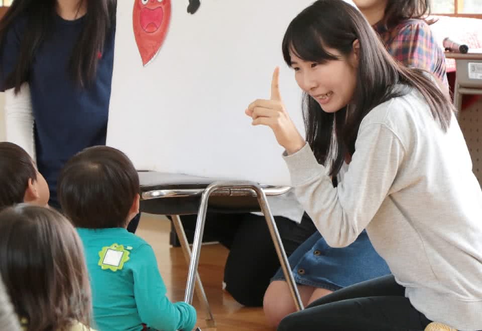 写真:女性が現場体験学習をしている様子