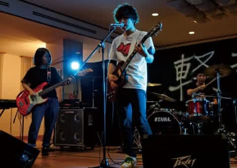 写真:ステージでバンド演奏する軽音楽部員たち