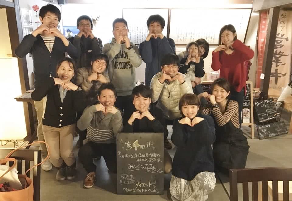 写真:それぞれ両手でハートを作って記念撮影するみんくるカフェ津山のスタッフ