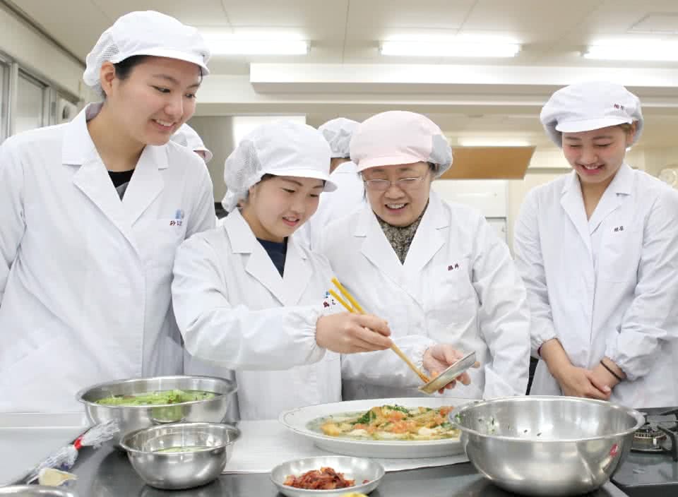 写真:調理学実習Ⅱの様子