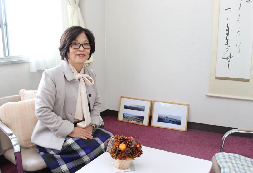 写真:学生相談室で椅子にかける女性のカウンセラー