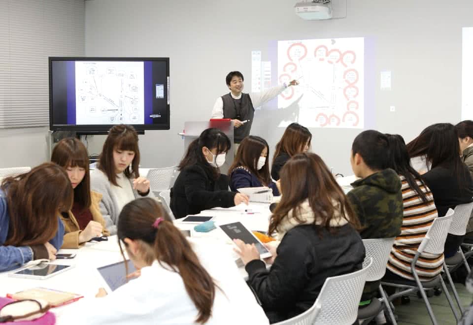写真:社会福祉についてタブレット等を使用しながら講義を受けている様子