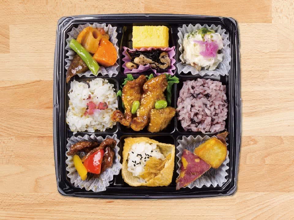 2017年 最優秀賞(ヘルシー部門)
秋薫る 30品目の色とり鶏 Bento