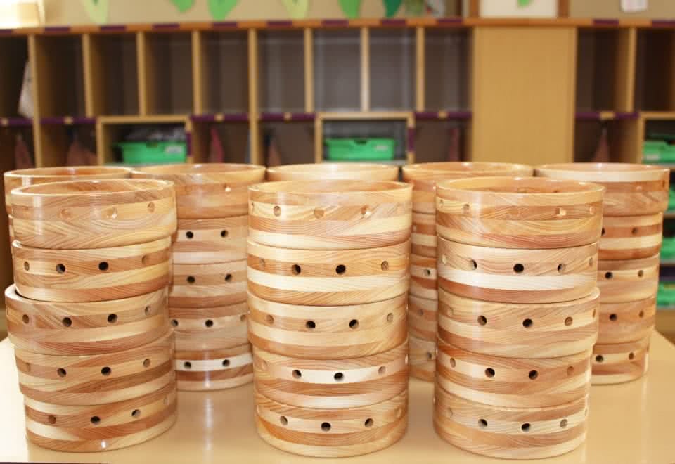 写真:大量に制作して積み重ねてある玩具の試作品
