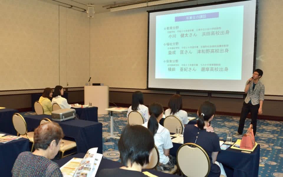 写真:プロジェクターを使った卒業生による講話