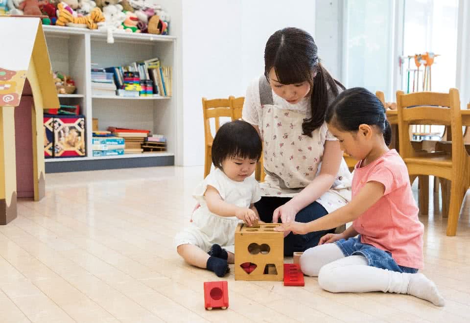 写真:子供たちと遊ぶ様子