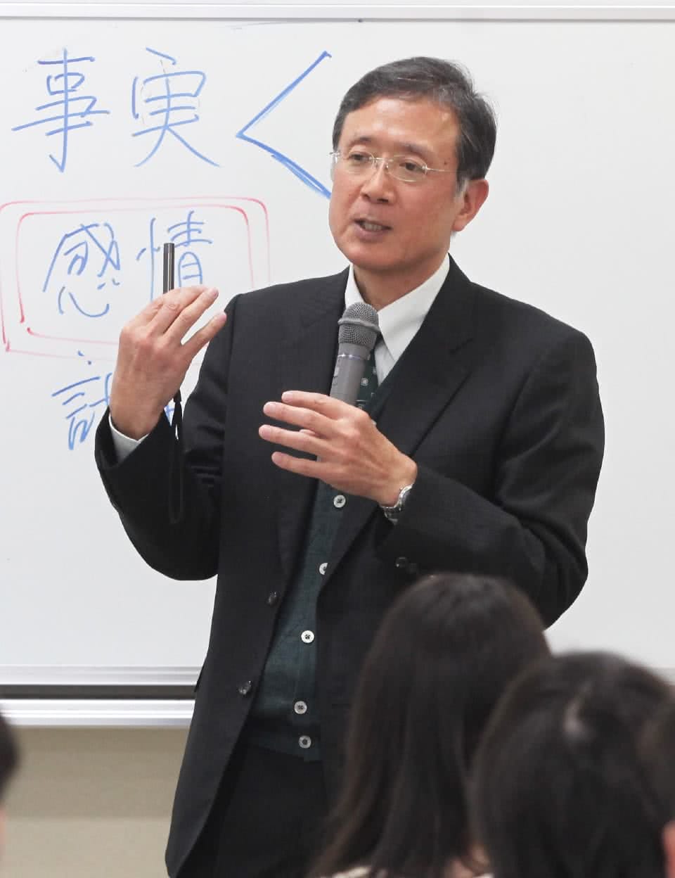 写真:童学科学科長/小学校教員養成コース長 渡邉 淳一。授業をしている様子