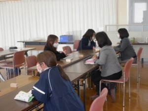 は、現役の保育園・幼稚園・認定こども園の先生方に相談する様子