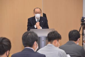 学科長が話す様子