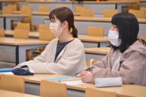 聴講する学生の様子