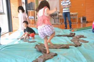 粘土で遊ぶ子ども