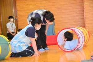 学生が子どもと遊んでいる様子