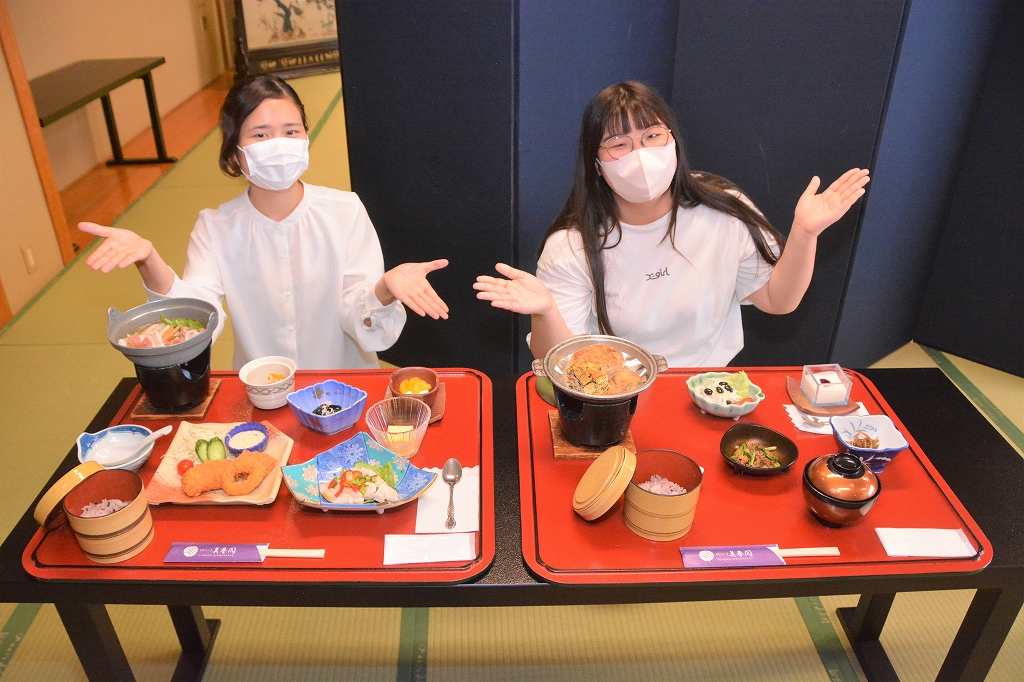 学生と料理の写真