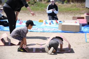 子どもが遊んでいる様子