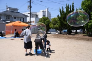 子どもが遊んでいる様子