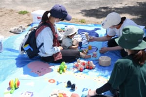 子どもが遊んでいる様子