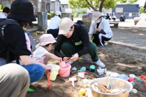 子どもが遊んでいる様子