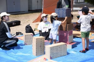 子どもが遊んでいる様子