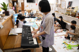 学生が子どもと遊ぶ様子