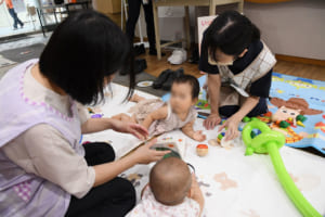 学生が子どもと遊ぶ様子