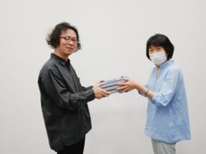 田中図書館長と中山会長の写真